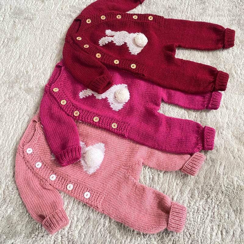 Baby Strampler Handgestrickt - Strickkleidung Für 3-6 Monate Mit Hasenmuster in Verschiedenen Farben Zur Auswahl Geschenkidee von LiliaStrickzauber