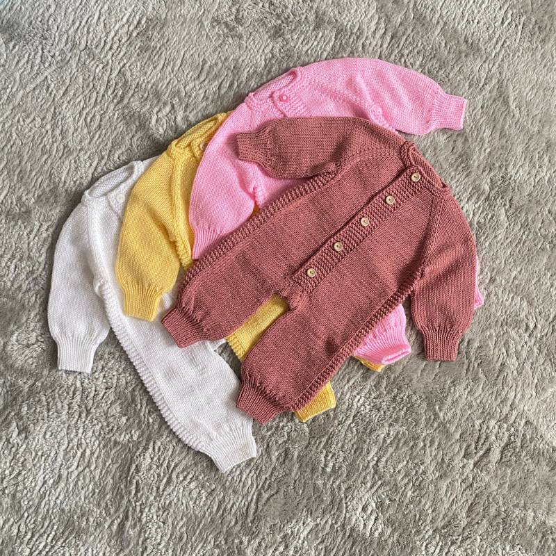 Baby Strampler Handgestrickt - Strickkleidung Für 3-6 Monate in Verschiedenen Farben Mit Knöpfen Farb-Auswahl Geschenkidee von LiliaStrickzauber