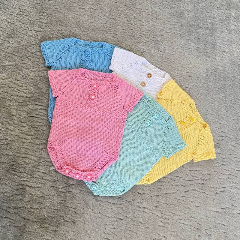 Selbstgestrickte Baby Body - Strickkleidung Für 0-3 Monate Babybody Farb-Auswahl Geschenkidee von LiliaStrickzauber