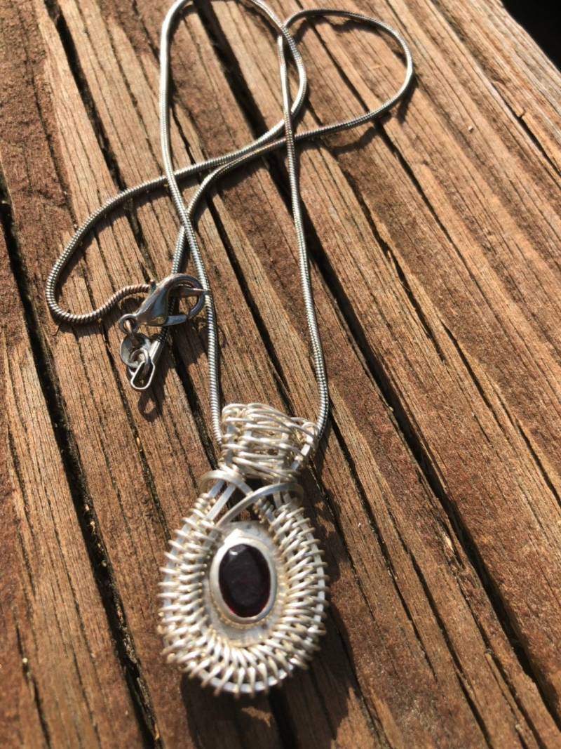 Granat Und Sterling Silber Anhänger von LiliacLilli