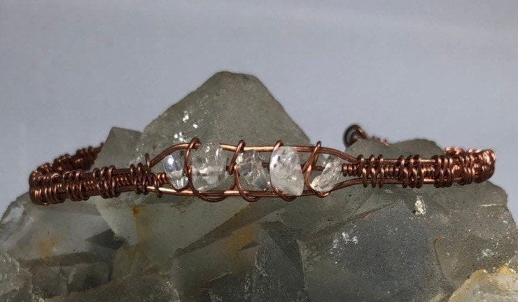 Manschettenarmband Aus Quarzkristall Und Kupfer Manschettenarmband Aus Quarzkristall Und Kupfer von LiliacLilli
