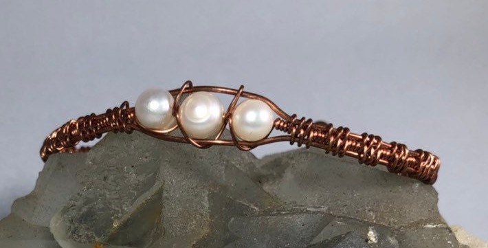 Manschettenarmband Mit Echten Perlen Und Kupfer Manschettenarmband Mit Echten Perlen Und Kupfer von LiliacLilli