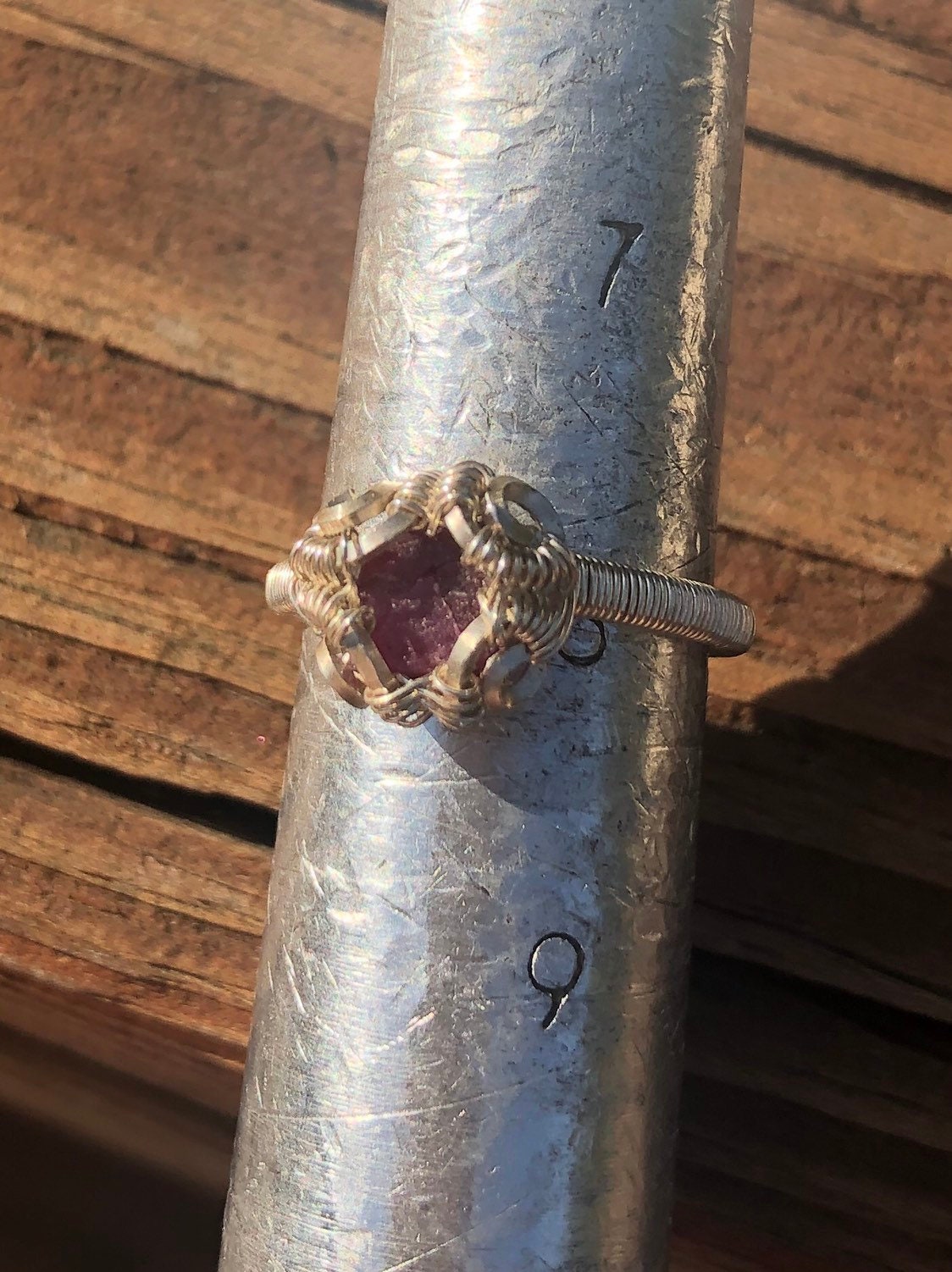 Ring Aus Sterlingsilber Und Einem Rohen Rubin Ring Aus Sterlingsilber Und Einem Rohen Rubin von LiliacLilli