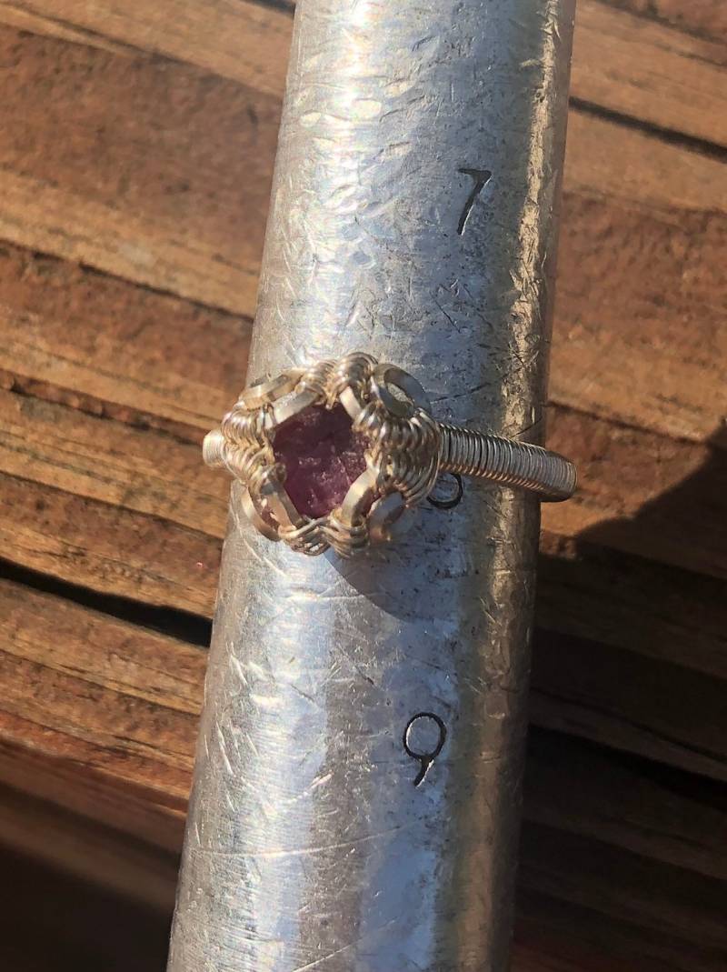 Ring Aus Sterlingsilber Und Einem Rohen Rubin Ring Aus Sterlingsilber Und Einem Rohen Rubin von LiliacLilli