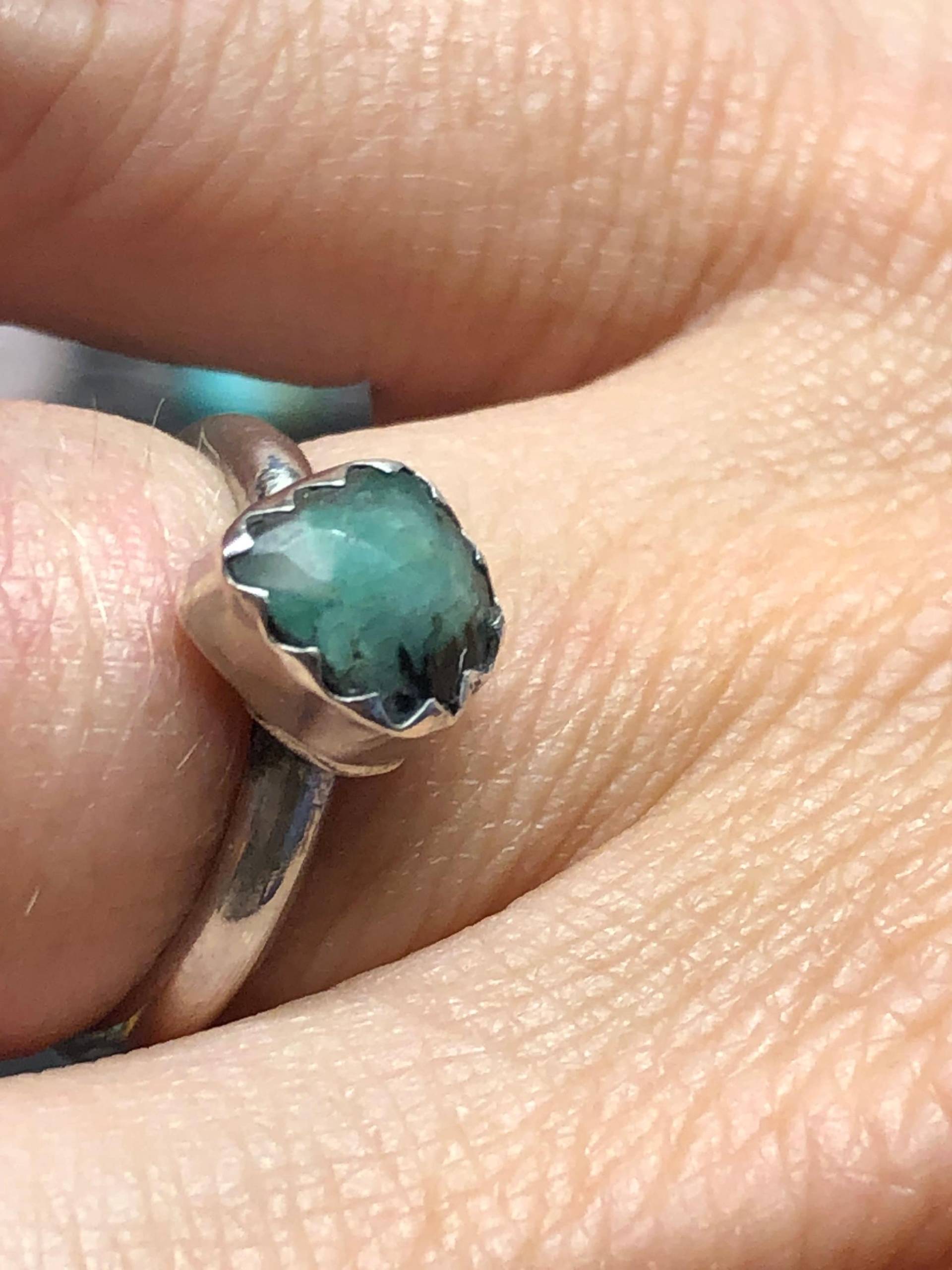 Ring Aus Sterlingsilber Und Natürlichem Smaragd Ring Aus Sterlingsilber Und Natürlichem Smaragd von LiliacLilli