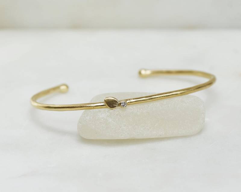 Diamant Und Gold Offene Manschette, Minimalist Stacking Manschette Armband, Massiv 14K Blütenblatt Recyceltes von LilianGinebra