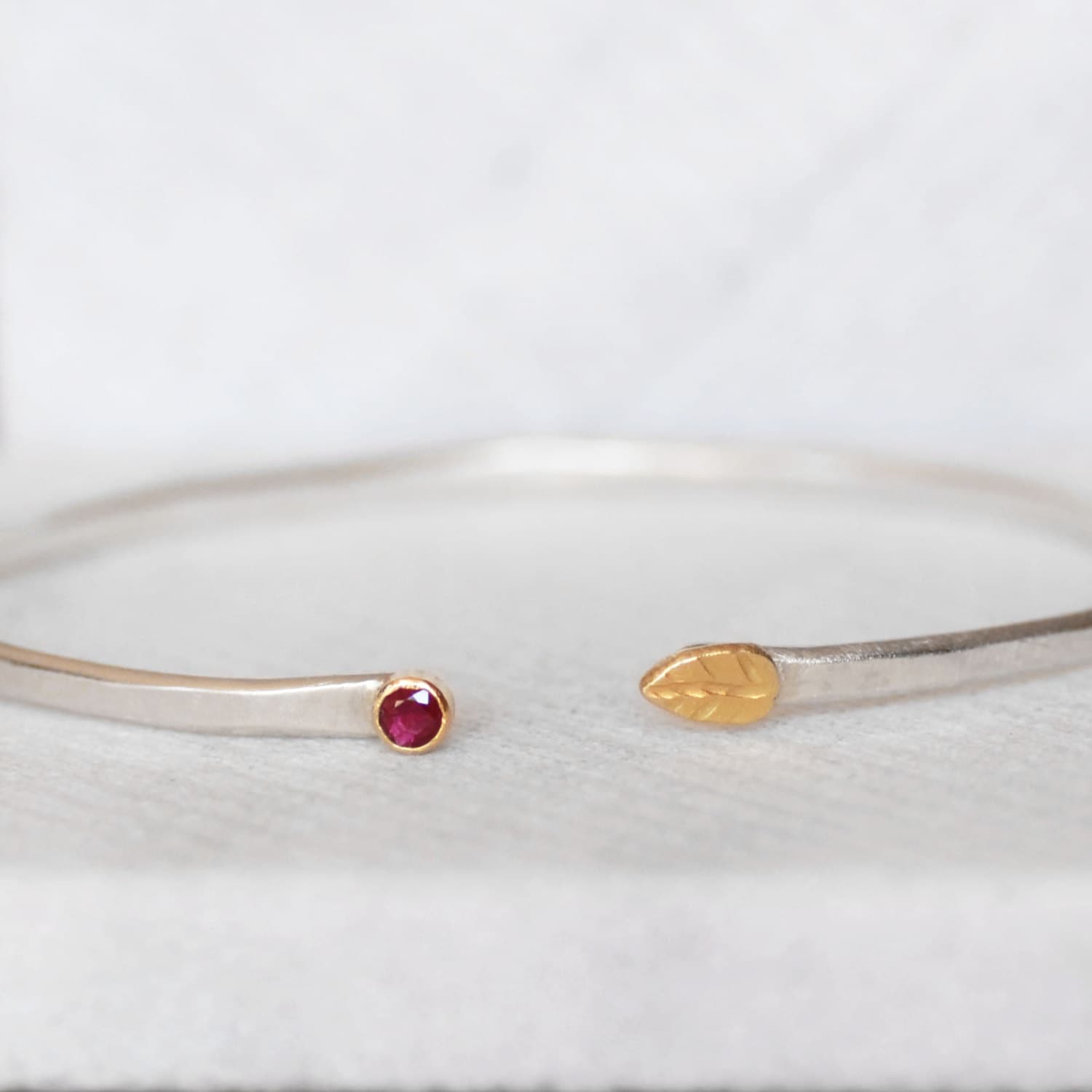 Rubin Oder Diamant Solid 18K Blattgold Manschette, Handgemachte Sterling Silber Edelstein Armband, Stacking Offene Manschette von LilianGinebra