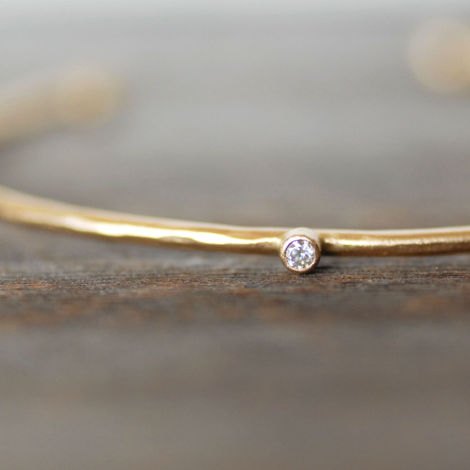 Handgemachter Solider 14K Golddiamant-Manschettenarmband, Gehämmerter Armreif Mit Diamant, Stapelarmreif von LilianGinebra