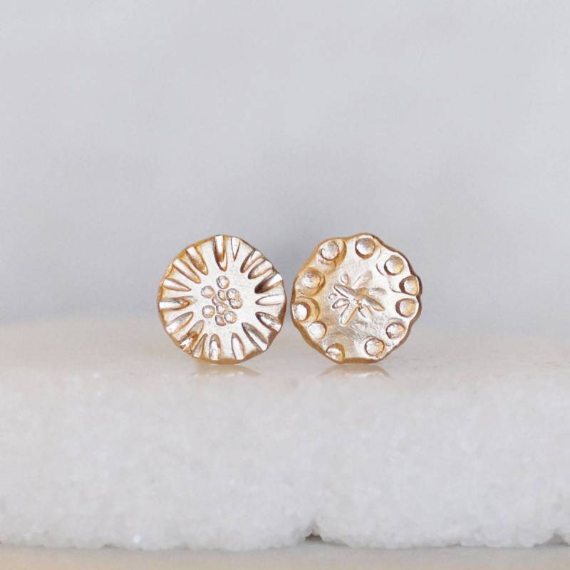 Mismatched Solid 14K Gold Ohrstecker, Handgemachte Blume Eco Kieselstein Posts, Zierliche Blumen Ohrringe, Disc Posts von LilianGinebra
