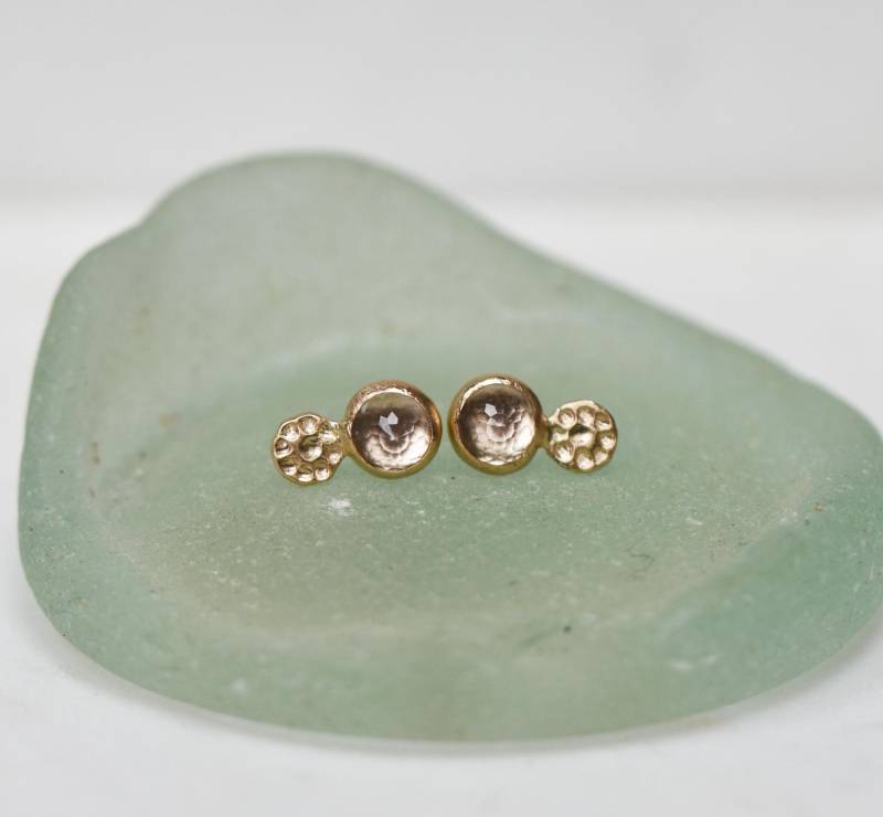 Weißer Topas 14K Gold Ohrstecker Handgemachtes Wildblumen Design von LilianGinebra