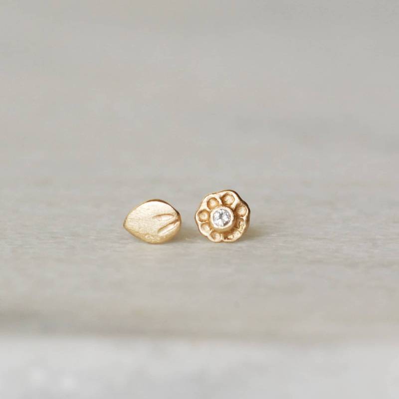 Winzige Diamant Blumen Ohrringe, Kleine Solide 14K Gold Beiträge, Mismatched Blütenblatt Ohrstecker, Handgemachte Braut Ohrring Ideen von LilianGinebra