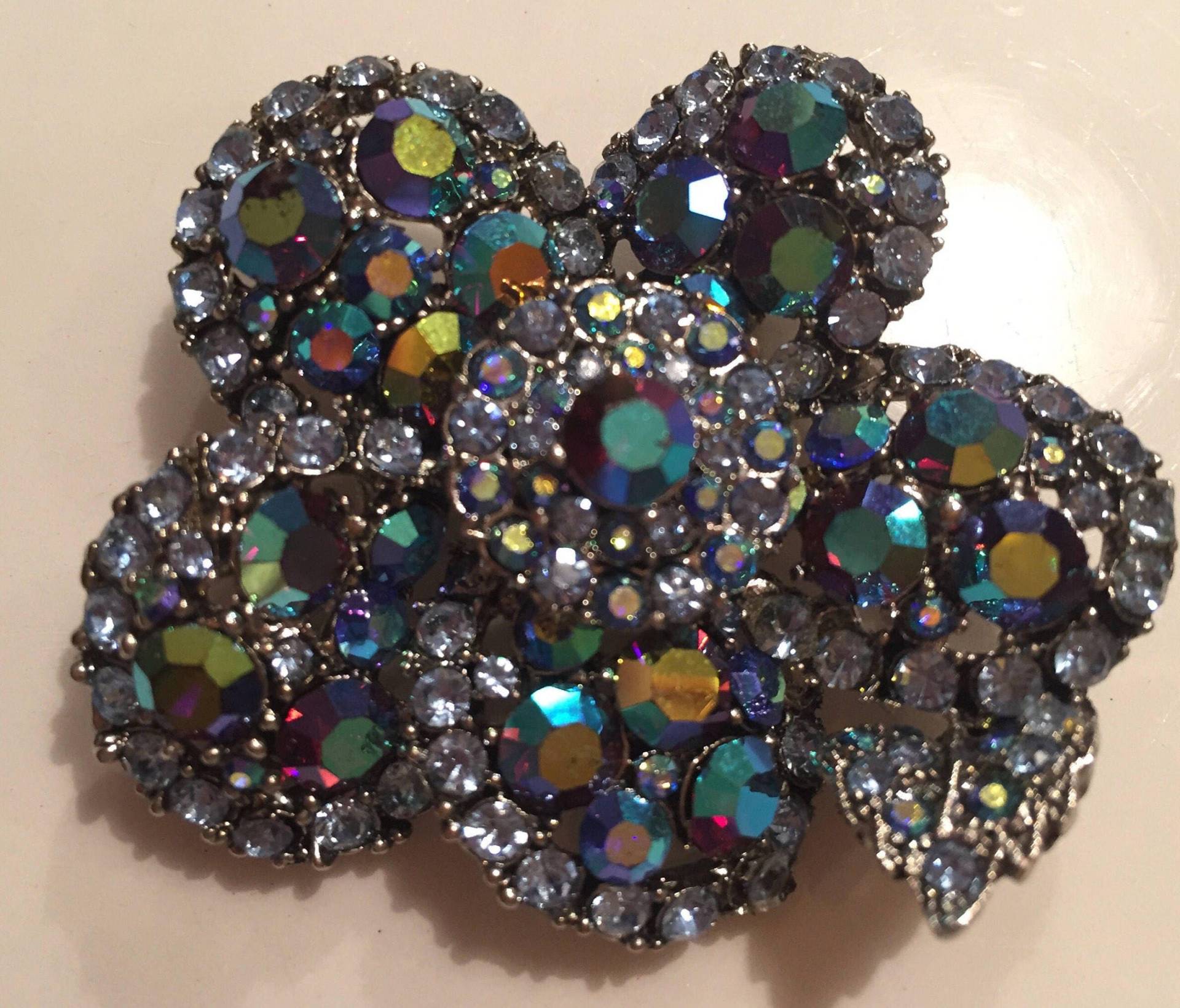 Atemberaubende Aurora Borealis Runde Strass Brosche Pin Anhänger 1950Er Jahre Ms5 von LiliasAntiques