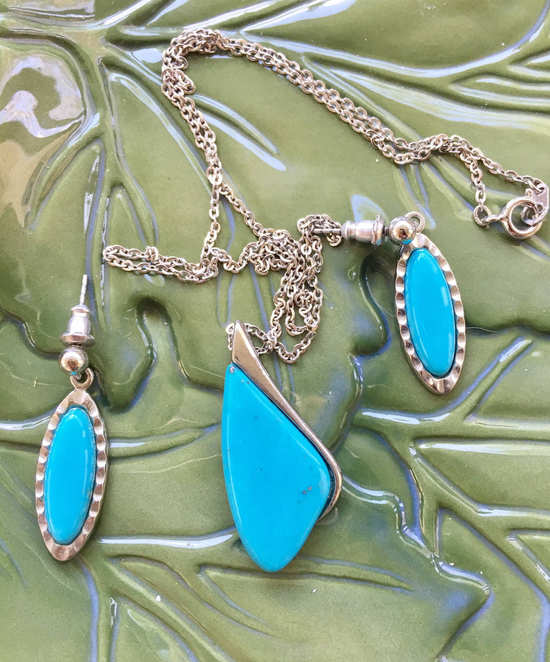 Edel Elegante Midcentury Kette Und Ohrringe Set Türkis in Silber Ton Fassungen Baumeln Edel Elegante Midcentury Kette Und Ohrringe Set Türkis in Silber Ton Fassungen Baumeln von LiliasAntiques