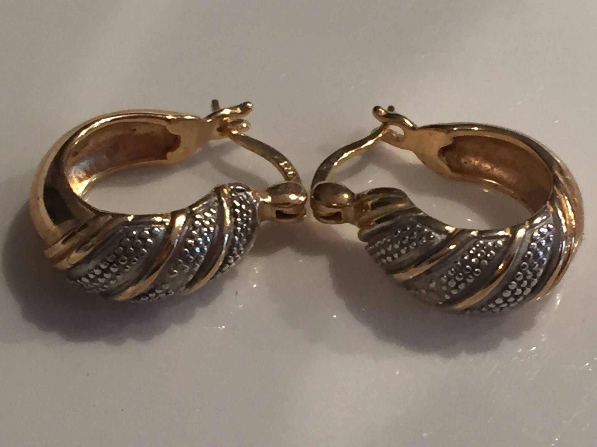 Elegante Sterling Silber Vergoldete Creolen Mit Diamant Akzenten Elegante Sterling Silber Vergoldete Creolen Mit Diamant Akzenten von LiliasAntiques