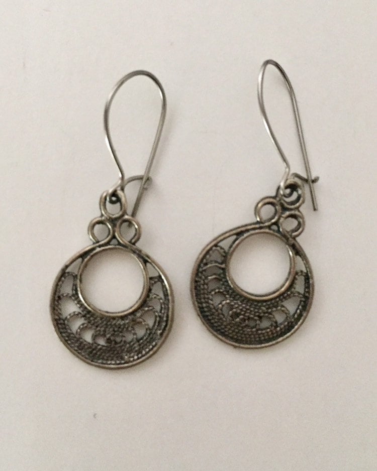 Entzückende Vintage Silber Filigranen Ohrringe Für Ohrlöcher Entzückende Vintage Silber Filigranen Ohrringe Für Ohrlöcher von LiliasAntiques