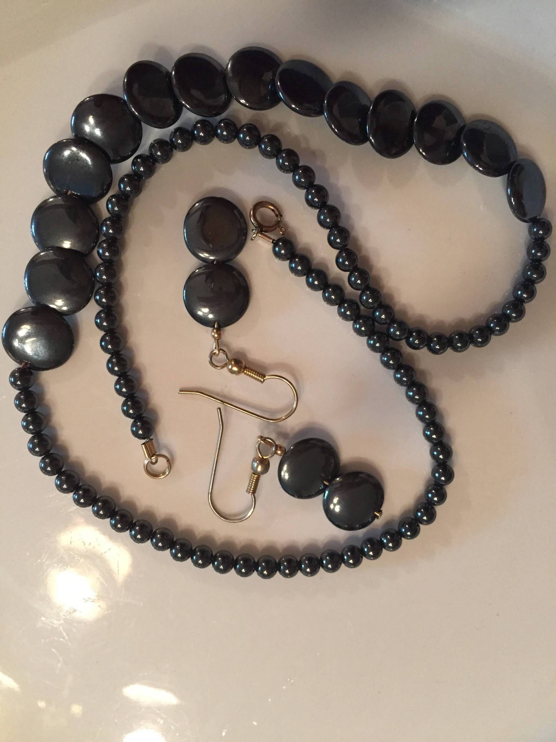 Jahrgang Echte Hämatit Perle Halskette Und Ohrringe Set in Israel Gemacht Jahrgang Echte Hämatit Perle Halskette Und Ohrringe Set in Israel Gemacht von LiliasAntiques