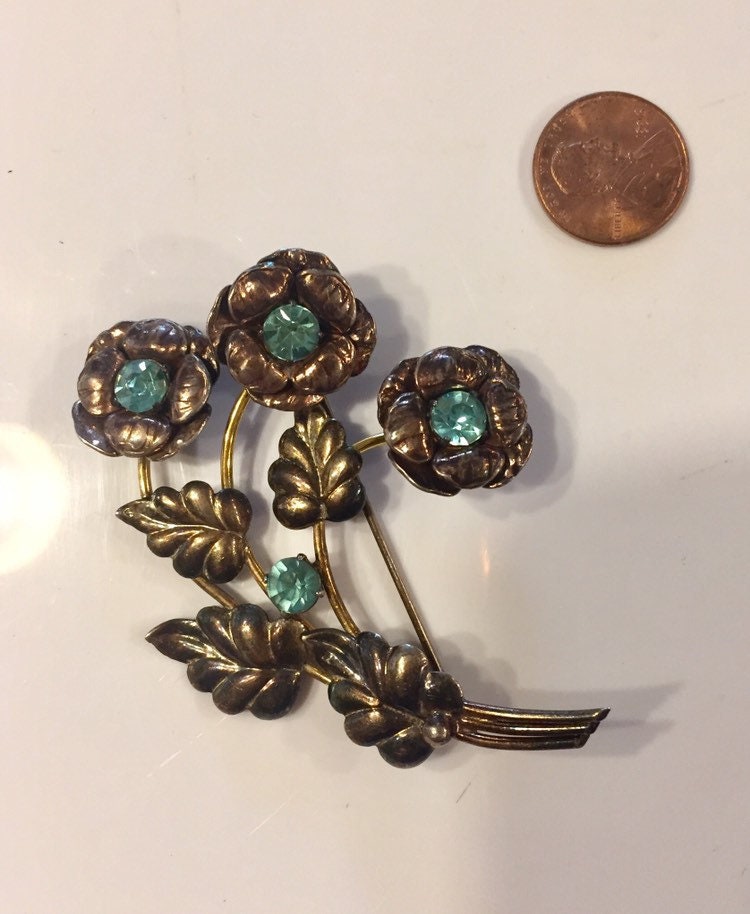 Raleger Blumen Brosche Sterling 12K Gf Repoussé Gold Wildblumen Bouquet, Aqua Blaue Strass Vintage 1950Er Jahre Raleger Blumen Brosche Sterling 12K Gf Repoussé Gold Wildblumen Bouquet, Aqua Blaue Strass Vintage 1950Er Jahre von LiliasAntiques