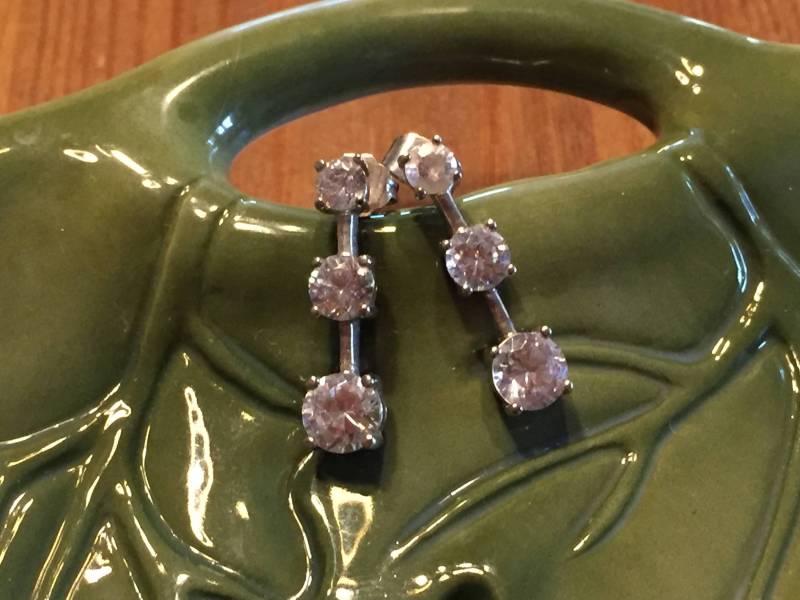 Sterling Silber Und Zirkonia Ohrringe 3 Steine Auf Einem Silberbarren Hochzeit Baumeln Kristall Formale Ms9 Sterling Silber Und Zirkonia Ohrringe 3 Steine Auf Einem Silberbarren Hochzeit Baumeln Kristall Formale Ms9 von LiliasAntiques