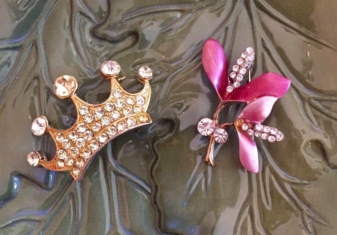 Vintage Broschen Pins Gold-Ton Strass Kostüm Schmuck Pin Retro Vintage Broschen Pins Gold-Ton Strass Kostüm Schmuck Pin Retro von LiliasAntiques