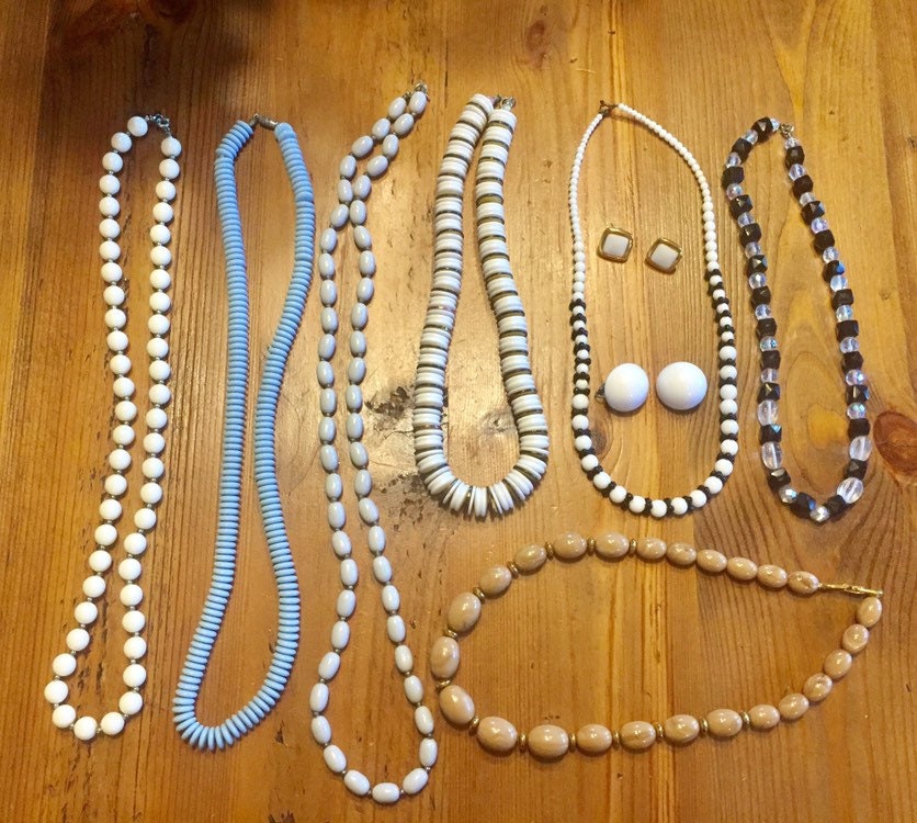 Vintage Halskette Viel 4 Kostüm Schmuck Kunststoff Perlen Ol98 Vintage Halskette Viel 4 Kostüm Schmuck Kunststoff Perlen Ol98 von LiliasAntiques