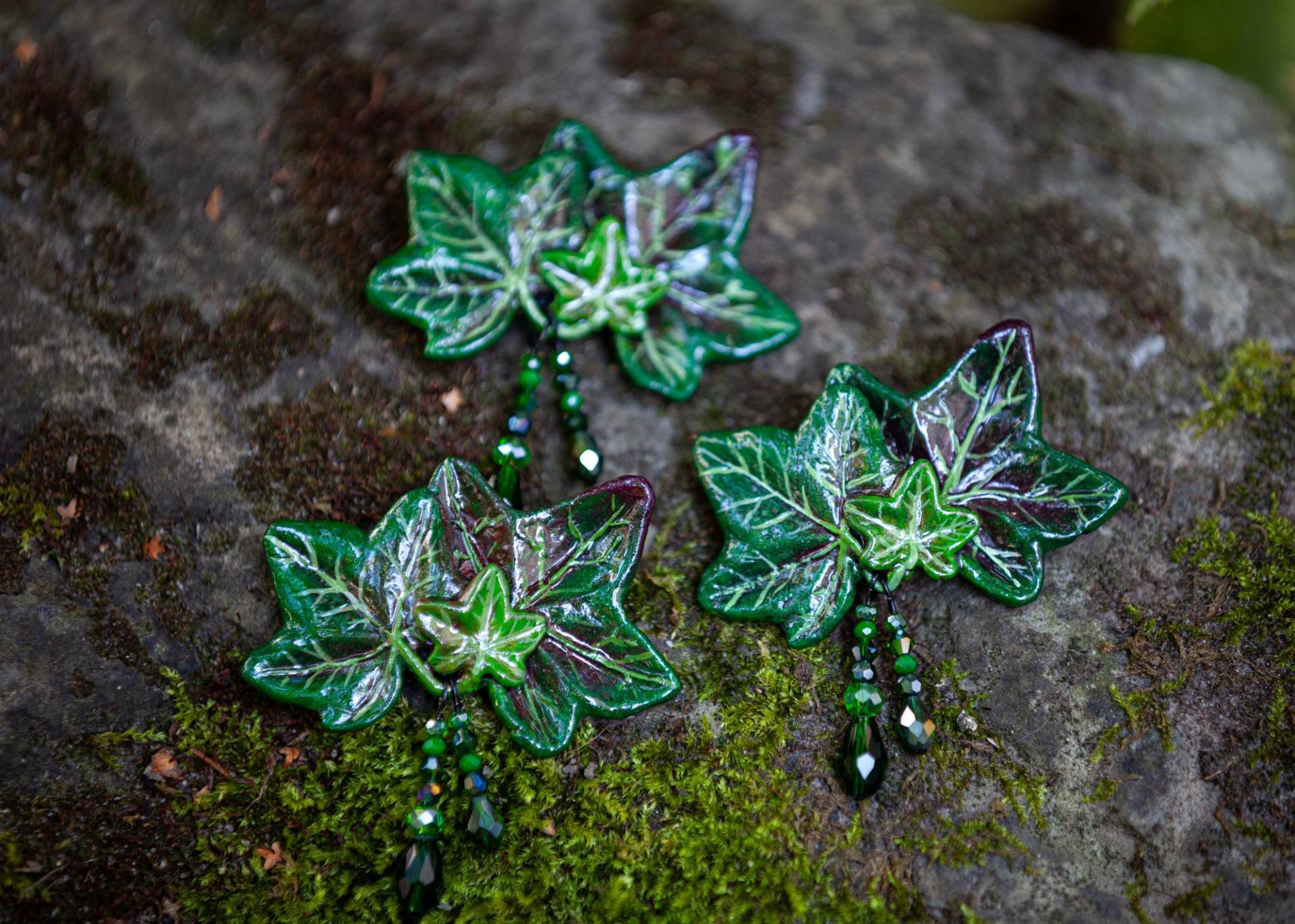 1x Handgefertigte Efeu Brosche Mit Glasperlen von LilifIlaneARTWORK