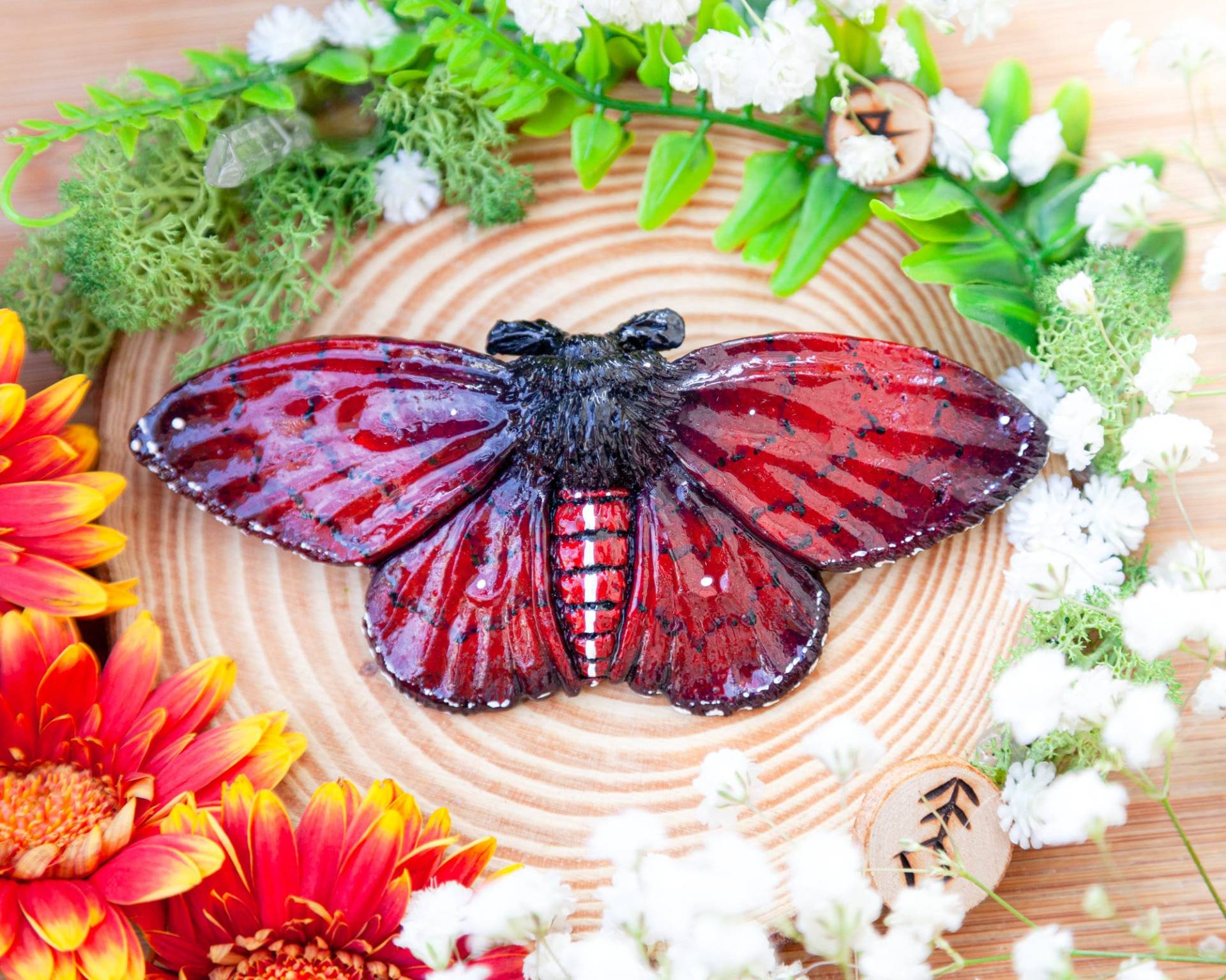 Große Motten Brosche in Rot/Schwarz - Moth Motte von LilifIlaneARTWORK