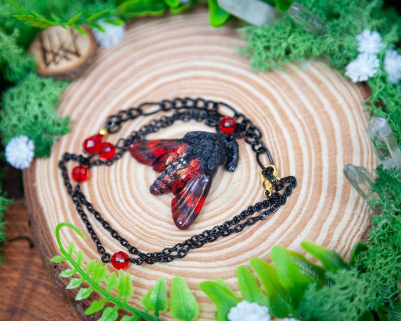 Kleine Motten Halskette Mit Geschlossenen Flügeln Rot/ Gold- Mottenkette - Moth Necklace Kleine Motten Halskette Mit Geschlossenen Flügeln Rot/ Gold- Mottenkette - Moth Necklace von LilifIlaneARTWORK