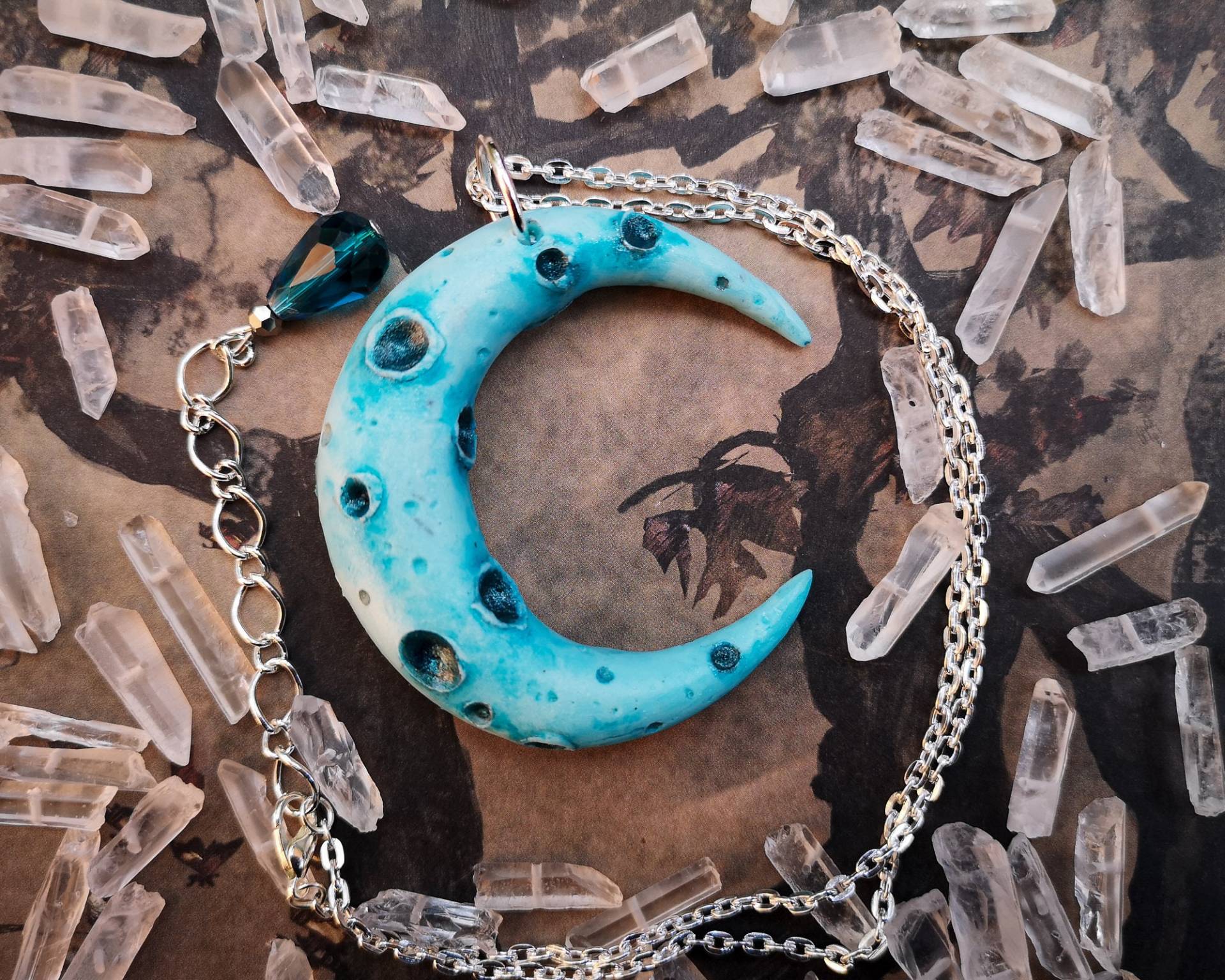 Mondsichel Kette - Blau Leuchtend von LilifIlaneARTWORK
