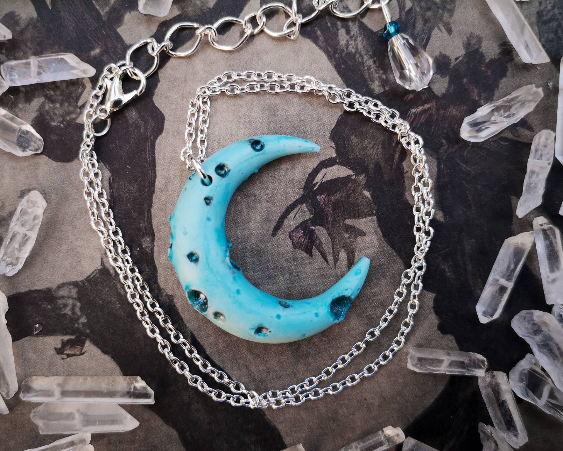 Mondsichel Kette - Blau Leuchtend von LilifIlaneARTWORK