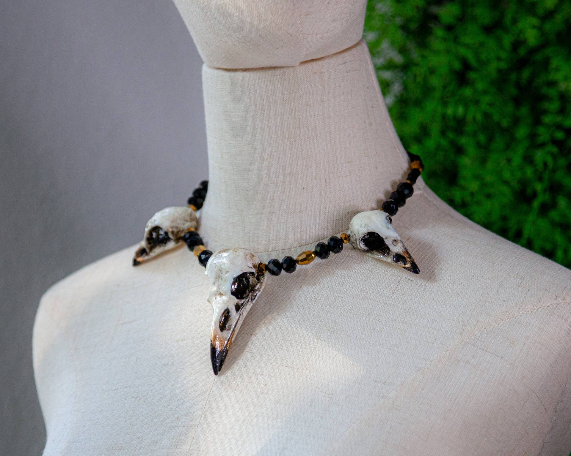 Rabenschädel Halskette - Gold/ Schwarz Raven, Crow Necklace Rabe Krähe Collier von LilifIlaneARTWORK