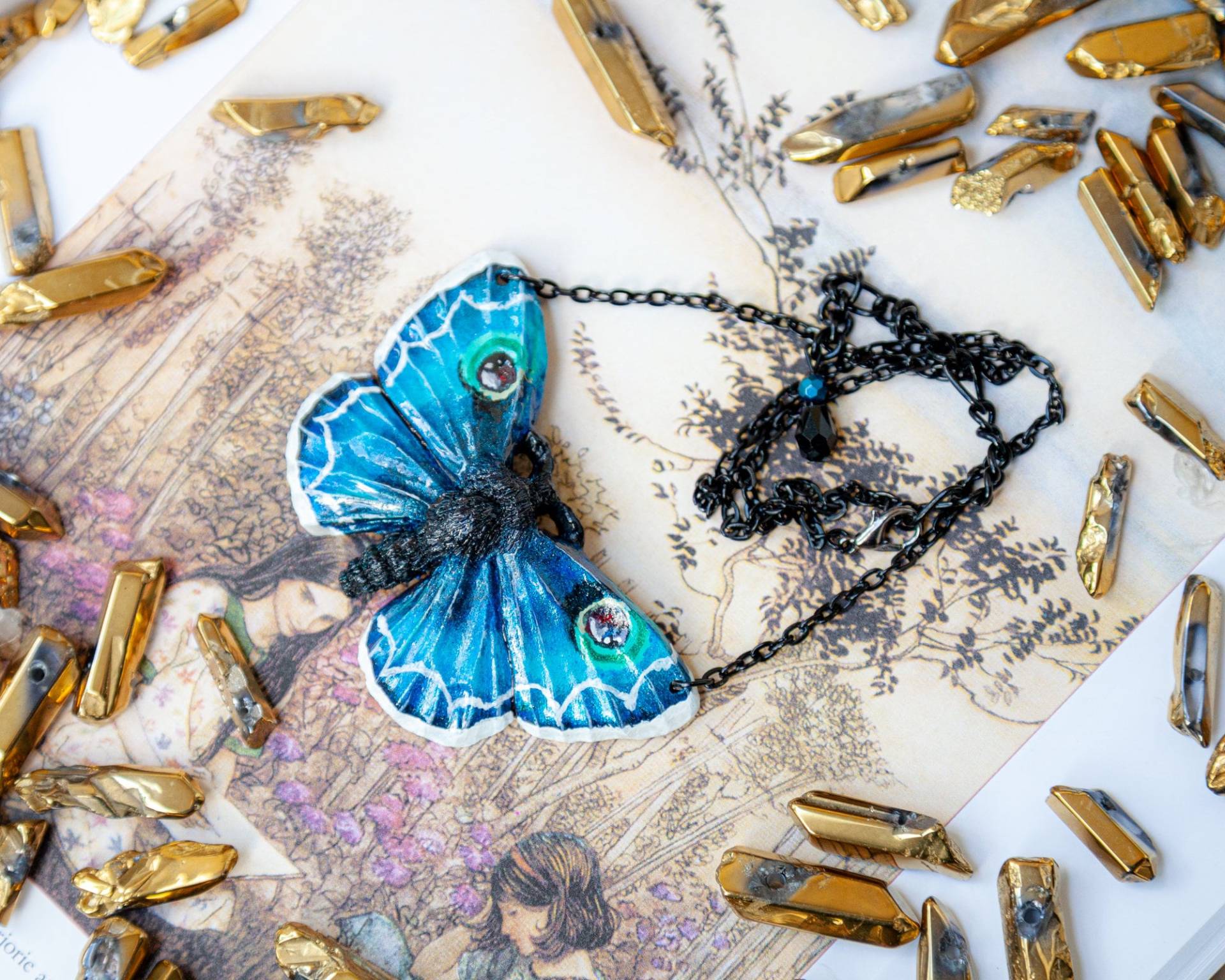 Schmetterlings Kette Mit Pfauenaugen Blau/Grün - Butterfly Necklace Halskette Fantasy von LilifIlaneARTWORK