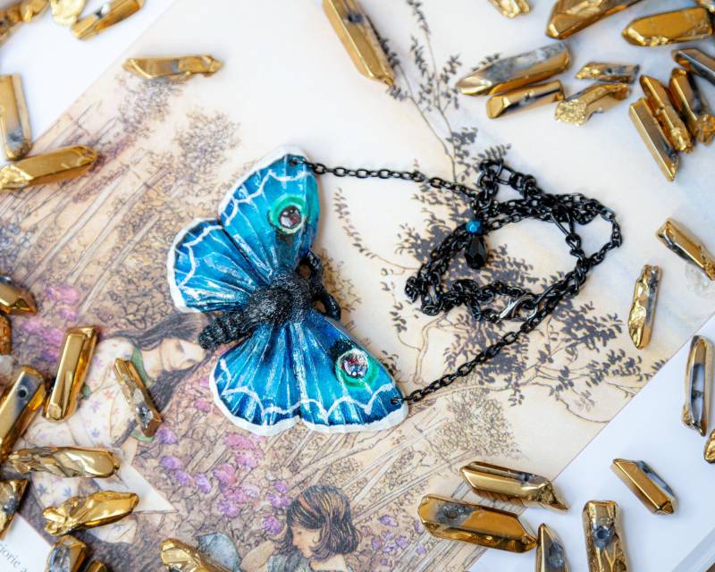 Schmetterlings Kette Mit Pfauenaugen Blau/Grün - Butterfly Necklace Halskette Fantasy Schmetterlings Kette Mit Pfauenaugen Blau/Grün - Butterfly Necklace Halskette Fantasy von LilifIlaneARTWORK