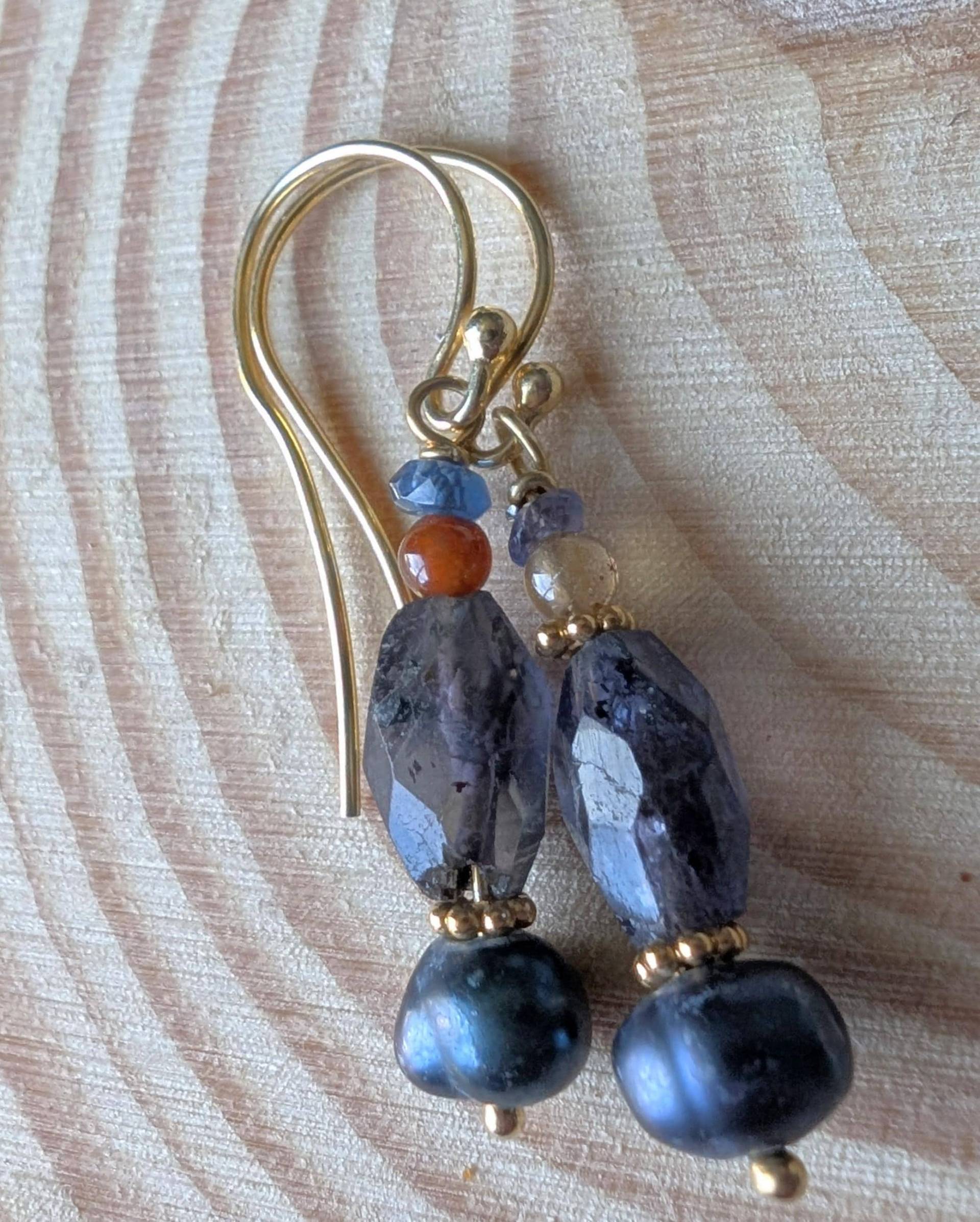 Iolith & Perlen Hängeohrringe 24K Gold Vermeil, Karneol Akzente Iolith & Perlen Hängeohrringe 24K Gold Vermeil, Karneol Akzente von Lilipurl