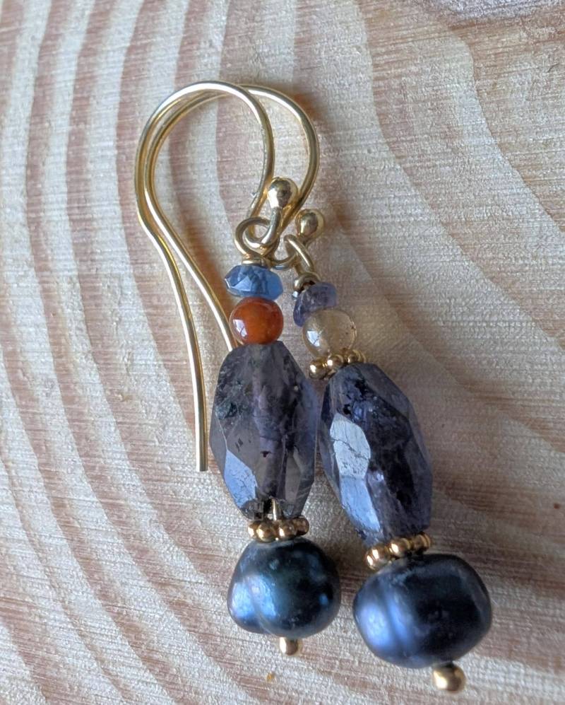 Iolith & Perlen Hängeohrringe 24K Gold Vermeil, Karneol Akzente Iolith & Perlen Hängeohrringe 24K Gold Vermeil, Karneol Akzente von Lilipurl