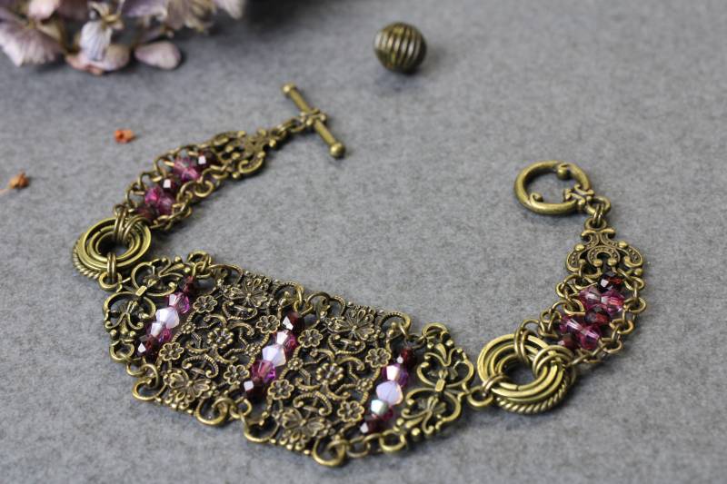 Armband Damen Bronzefarben Vintage Ethno Nostalgisch Romantisch Barock Swarovski Bicone Edelsteine Granat Facettiert Knebelverschluss von LilisEigenart