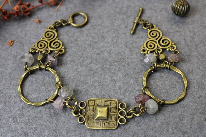 Armband Ethno Boho Keltisch Wikinger Bronzefarben Edelsteine Spinell Rosa Labradorit Facettiert Grau Knebelverschluss von LilisEigenart