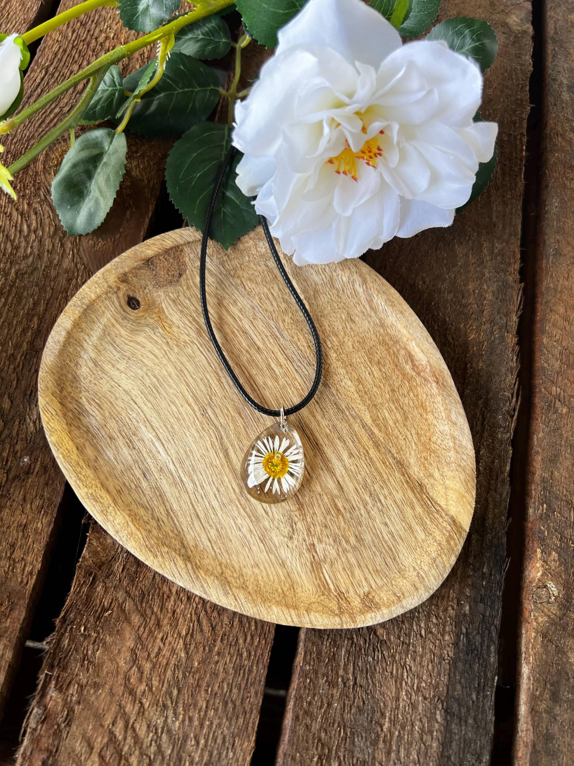 Gänseblümchen Kettenanhänger - Halskette Natur Blume Blüte Schmuck Anhänger Geburtsblume, Erinnerung, Geschenkidee Muttertag, Geburtstag Gänseblümchen Kettenanhänger - Halskette Natur Blume Blüte Schmuck Anhänger Geburtsblume, Erinnerung, Geschenkidee Muttertag, Geburtstag von LilithKreativeStudio