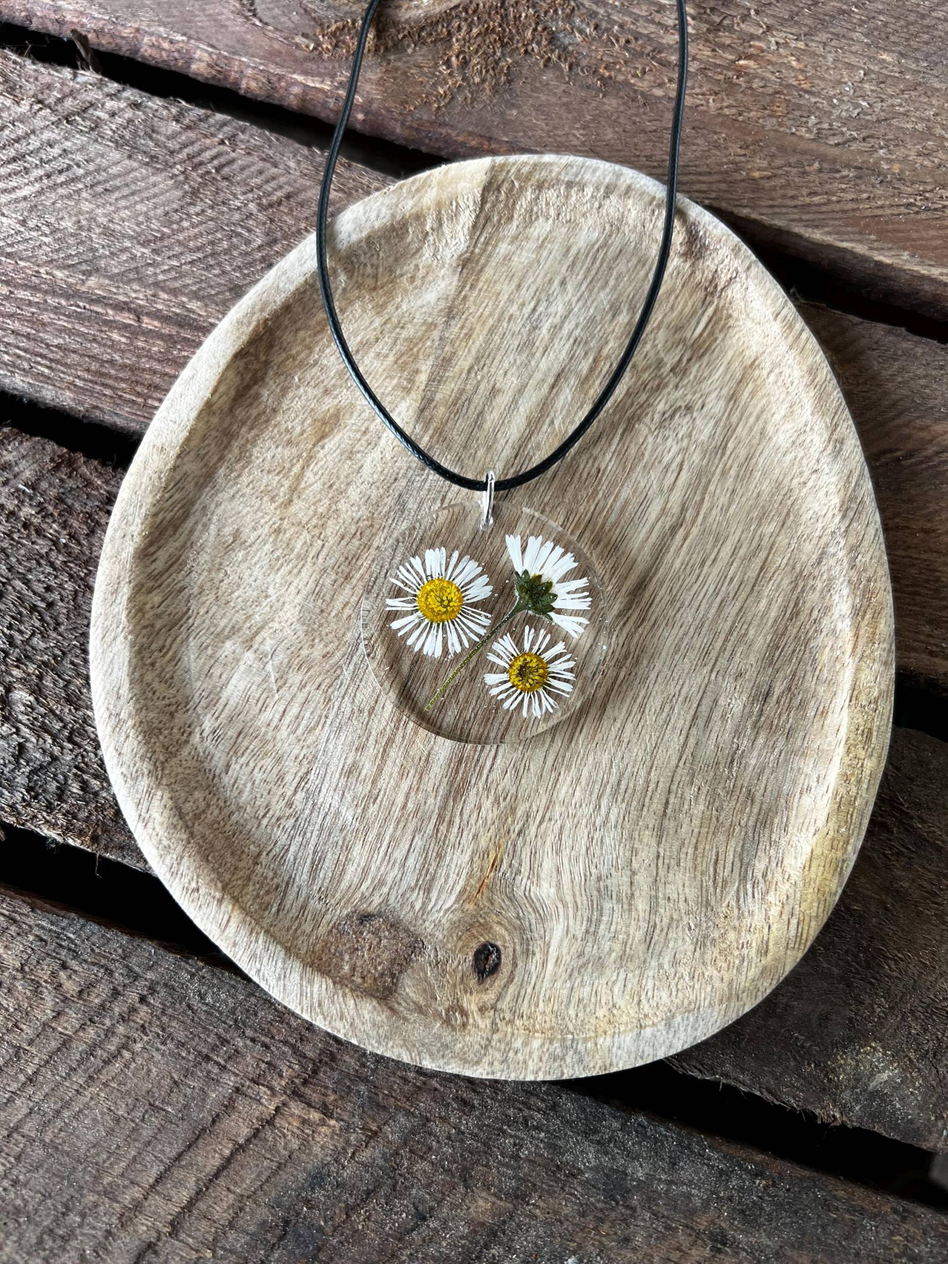 Gänseblümchen Kettenanhänger | L - Halskette Natur Blume Blüte Schmuck Anhänger Geburtsblume, Erinnerung, Geschenkidee Geburtstag Gänseblümchen Kettenanhänger | L - Halskette Natur Blume Blüte Schmuck Anhänger Geburtsblume, Erinnerung, Geschenkidee Geburtstag von LilithKreativeStudio