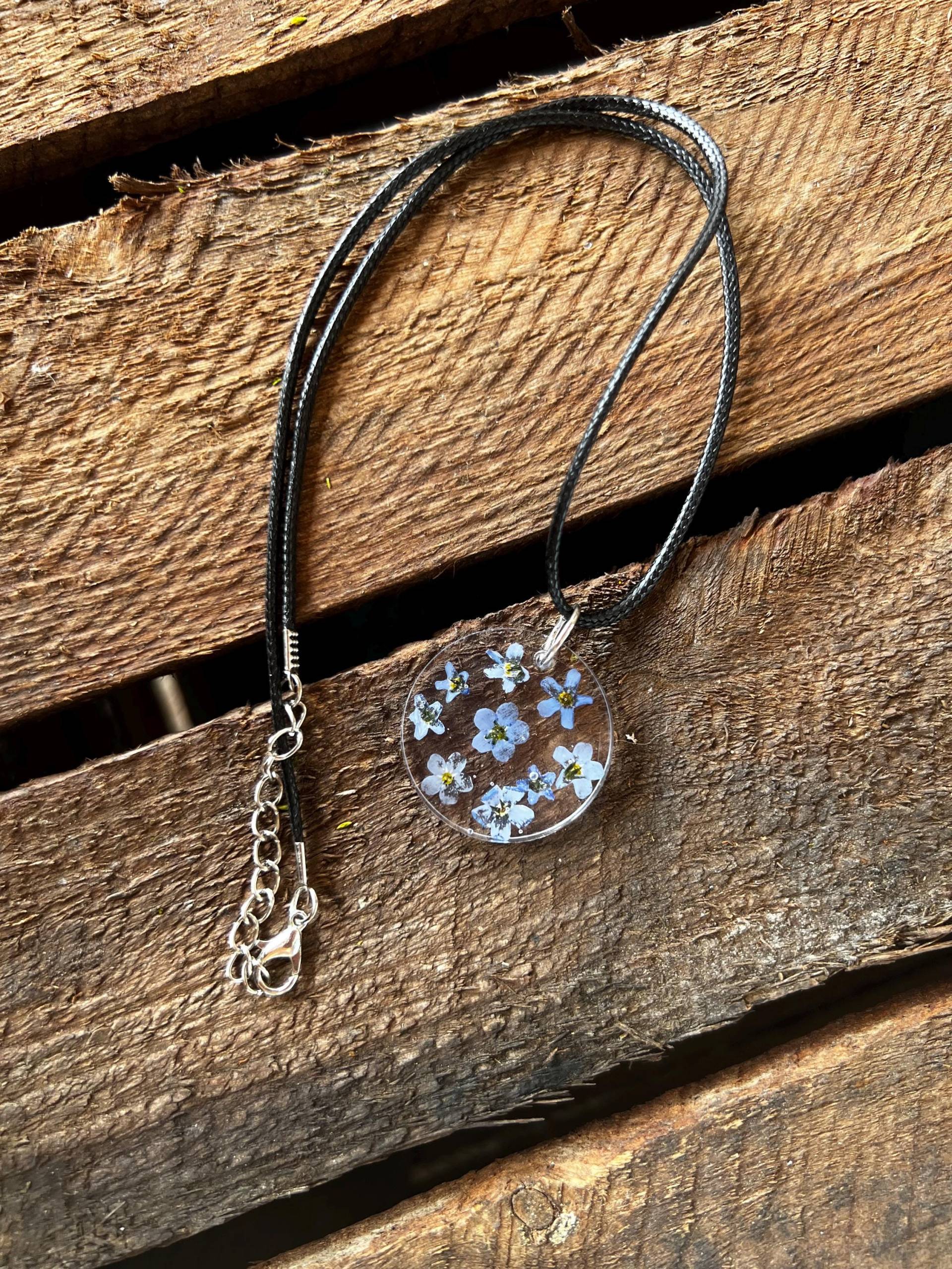 Vergissmeinnicht Kettenanhänger | M Halskette Natur Blume Blüte Schmuck Anhänger Geburtsblume Erinnerung Geschenkidee Muttertag Geburtstag Vergissmeinnicht Kettenanhänger | M Halskette Natur Blume Blüte Schmuck Anhänger Geburtsblume Erinnerung Geschenkidee Muttertag Geburtstag von LilithKreativeStudio