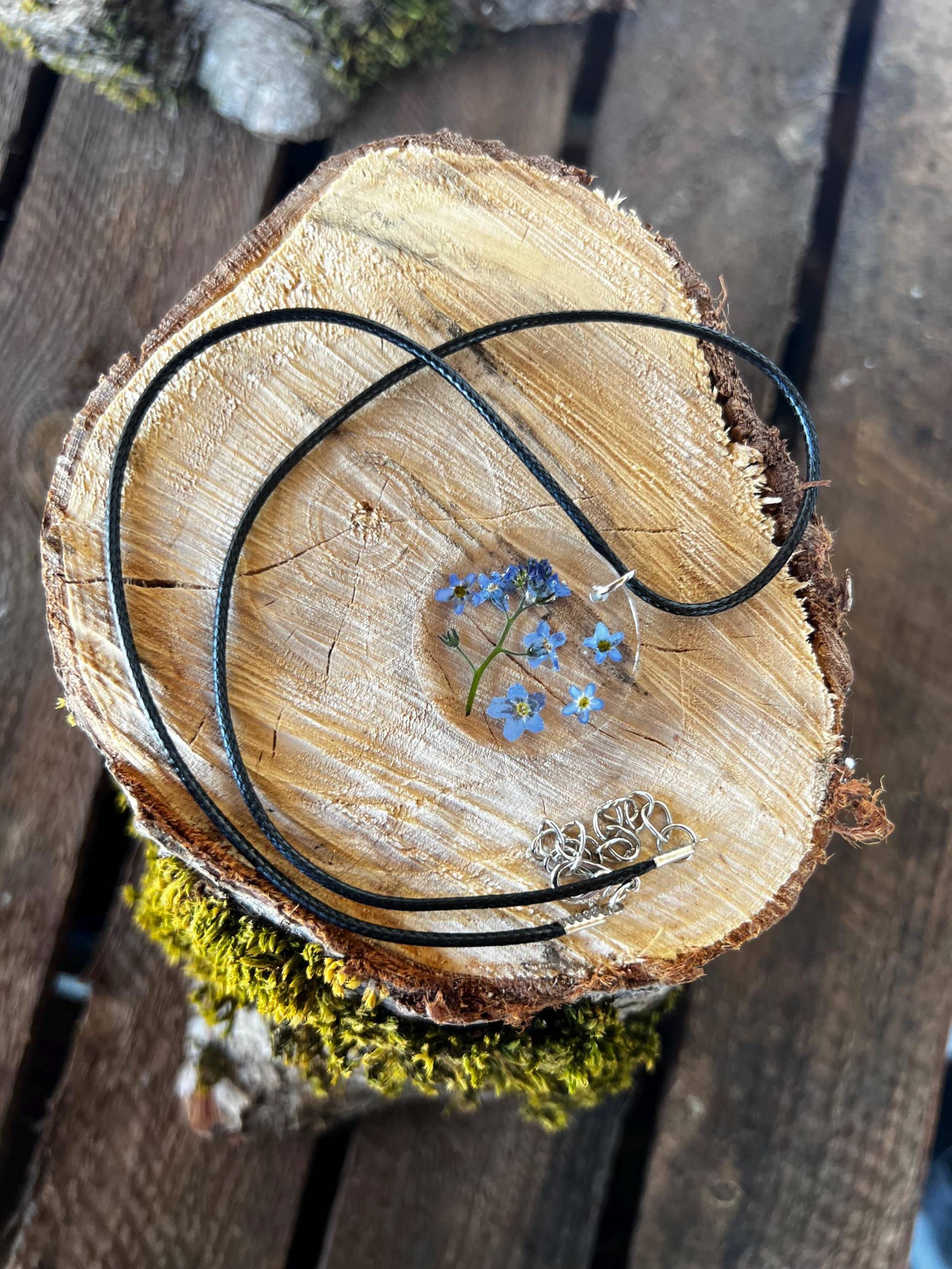 Vergissmeinnicht Kettenanhänger | M Halskette Natur Blume Blüte Schmuck Anhänger Geburtsblume Erinnerung Geschenkidee Muttertag Geburtstag Vergissmeinnicht Kettenanhänger | M Halskette Natur Blume Blüte Schmuck Anhänger Geburtsblume Erinnerung Geschenkidee Muttertag Geburtstag von LilithKreativeStudio