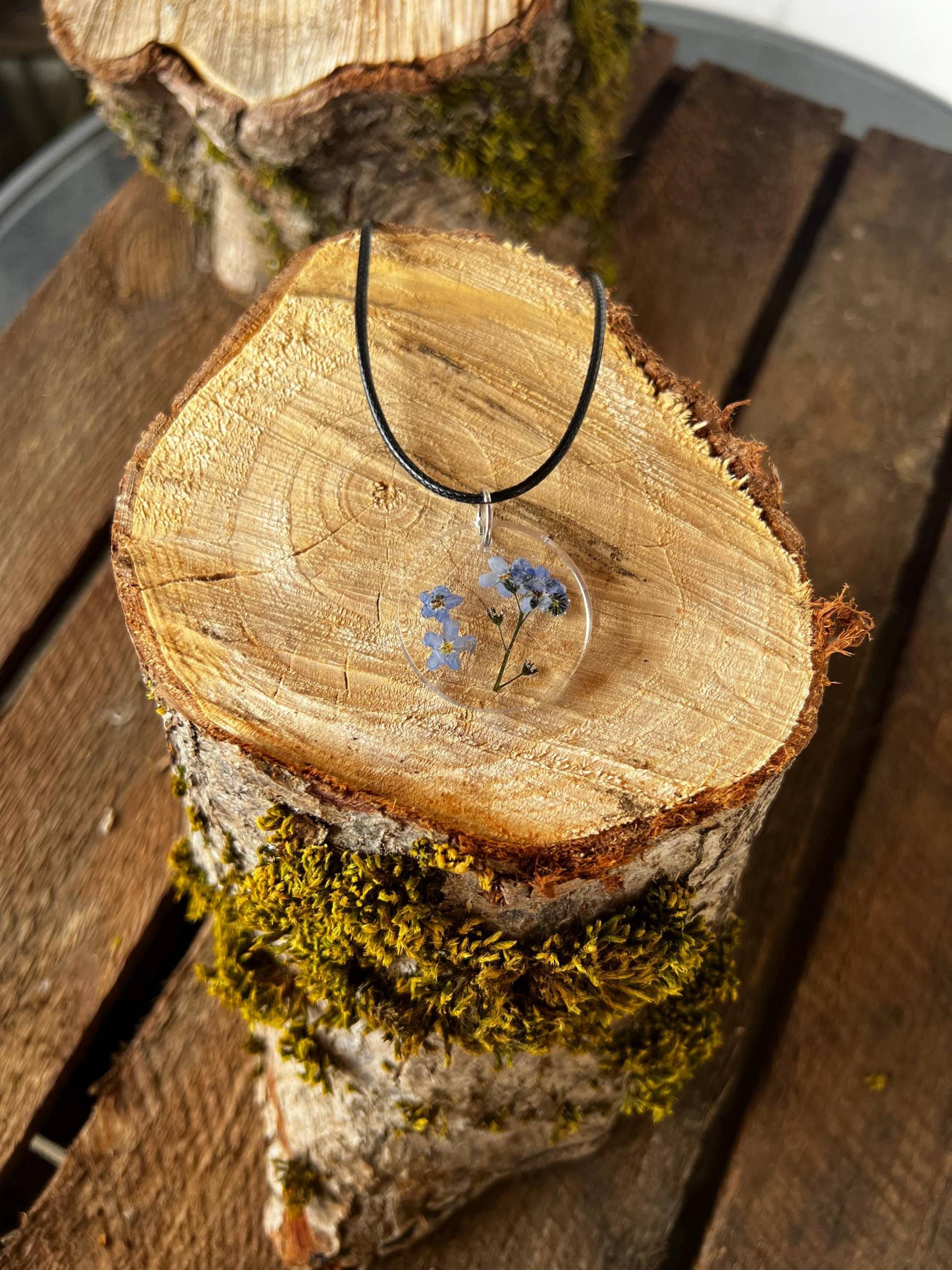 Vergissmeinnicht Kettenanhänger | M Halskette Natur Blume Blüte Schmuck Anhänger Geburtsblume Erinnerung Geschenkidee Muttertag Geburtstag Vergissmeinnicht Kettenanhänger | M Halskette Natur Blume Blüte Schmuck Anhänger Geburtsblume Erinnerung Geschenkidee Muttertag Geburtstag von LilithKreativeStudio