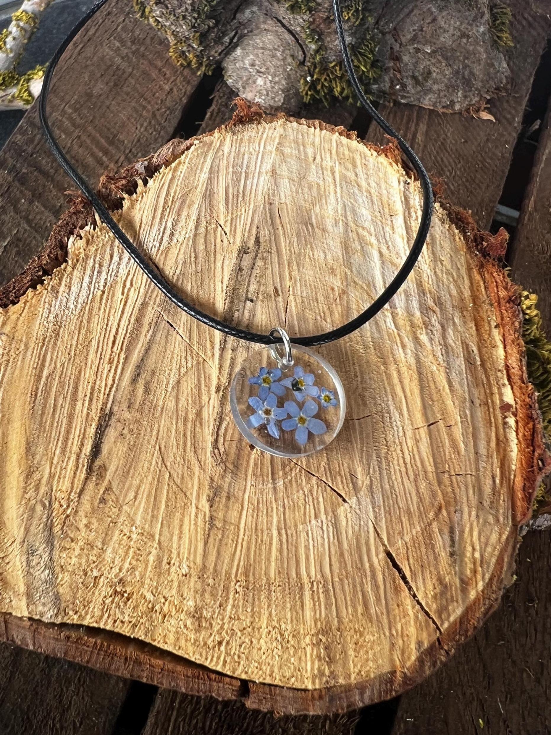 Vergissmeinnicht Kettenanhänger | xs Halskette Natur Blume Blüte Schmuck Anhänger Geburtsblume Erinnerung Geschenkidee Muttertag Geburtstag Vergissmeinnicht Kettenanhänger | xs Halskette Natur Blume Blüte Schmuck Anhänger Geburtsblume Erinnerung Geschenkidee Muttertag Geburtstag von LilithKreativeStudio