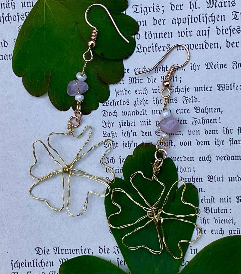 Blumen Hängeohrring | Frühlings Freude Golden Filigranes Design Mit Schmuckstein Und Glasperlen Line Art Glücksklee von LillNature
