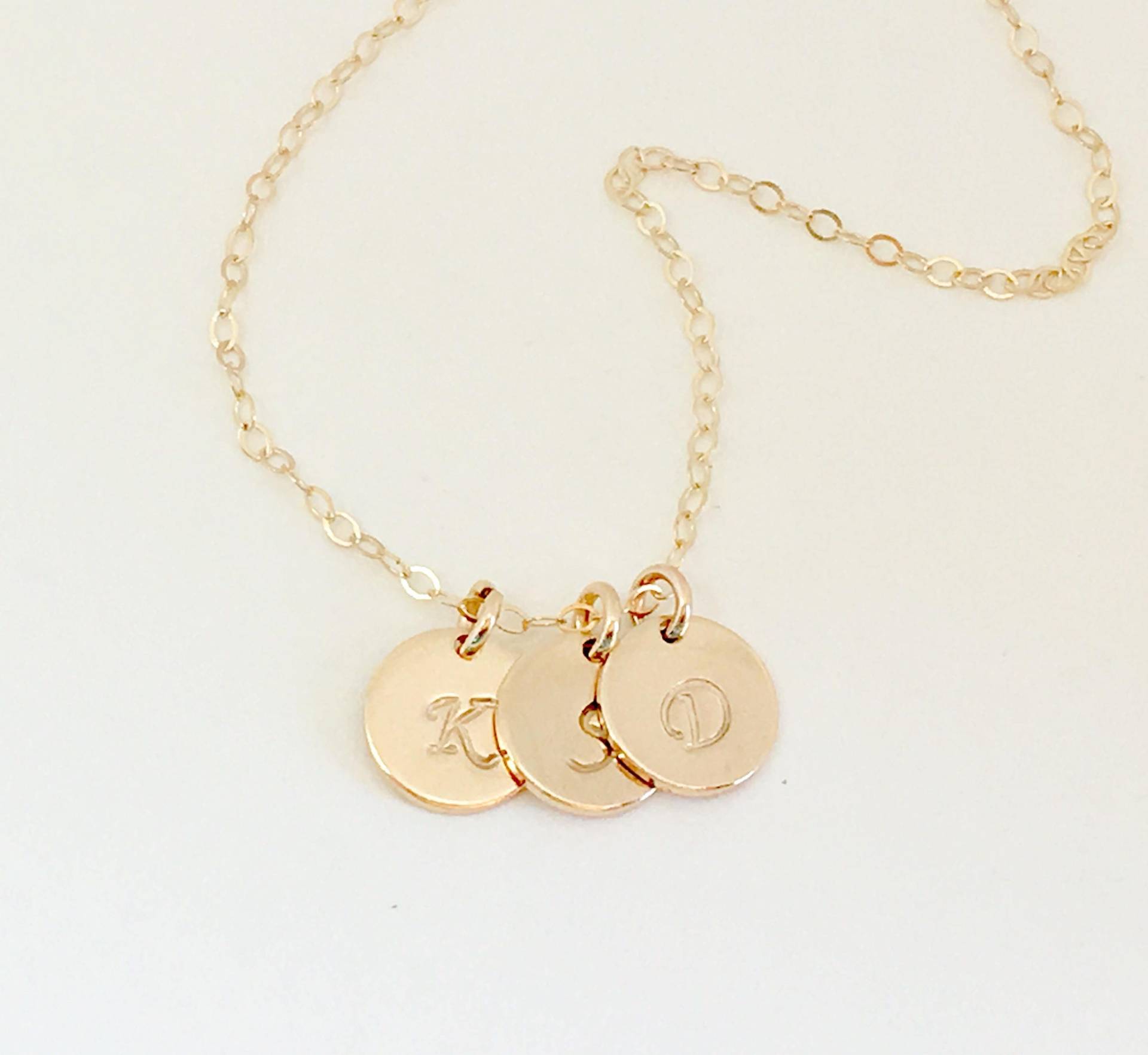 3 Scheibe Halskette Drei Winzige Initial Mini-Disc-Geschenk Für Mama Geschenk Ehefrau Handgestempelte Buchstabe Edelstein-Edelstein-Edelstein-14K 3 Scheibe Halskette Drei Winzige Initial Mini-Disc-Geschenk Für Mama Geschenk Ehefrau Handgestempelte Buchstabe Edelstein-Edelstein-Edelstein-14K von LillaGems