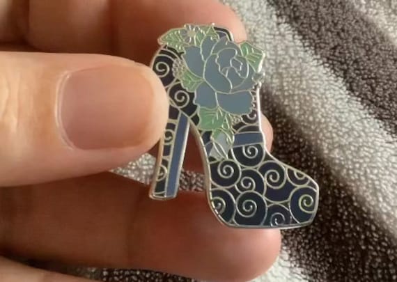Blaue Rose Plateau Schuh Emaille Pin - Fashion Pin Lillbits von LillbitsCreations