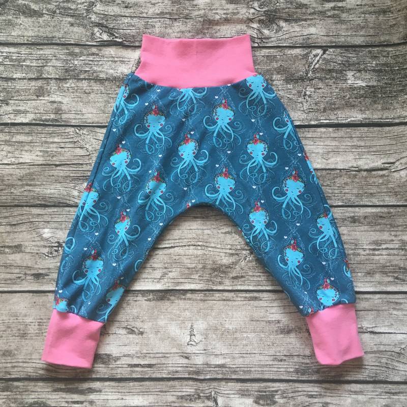 Baby Pumphose "Boho-Krake Mit Blumekranz" Gr. 62-104 von LilleHimmelAtelier