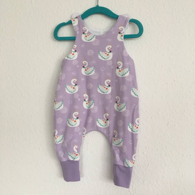 Gefütterter Strampler "Schwan Flieder" Gr. 50-80 von LilleHimmelAtelier