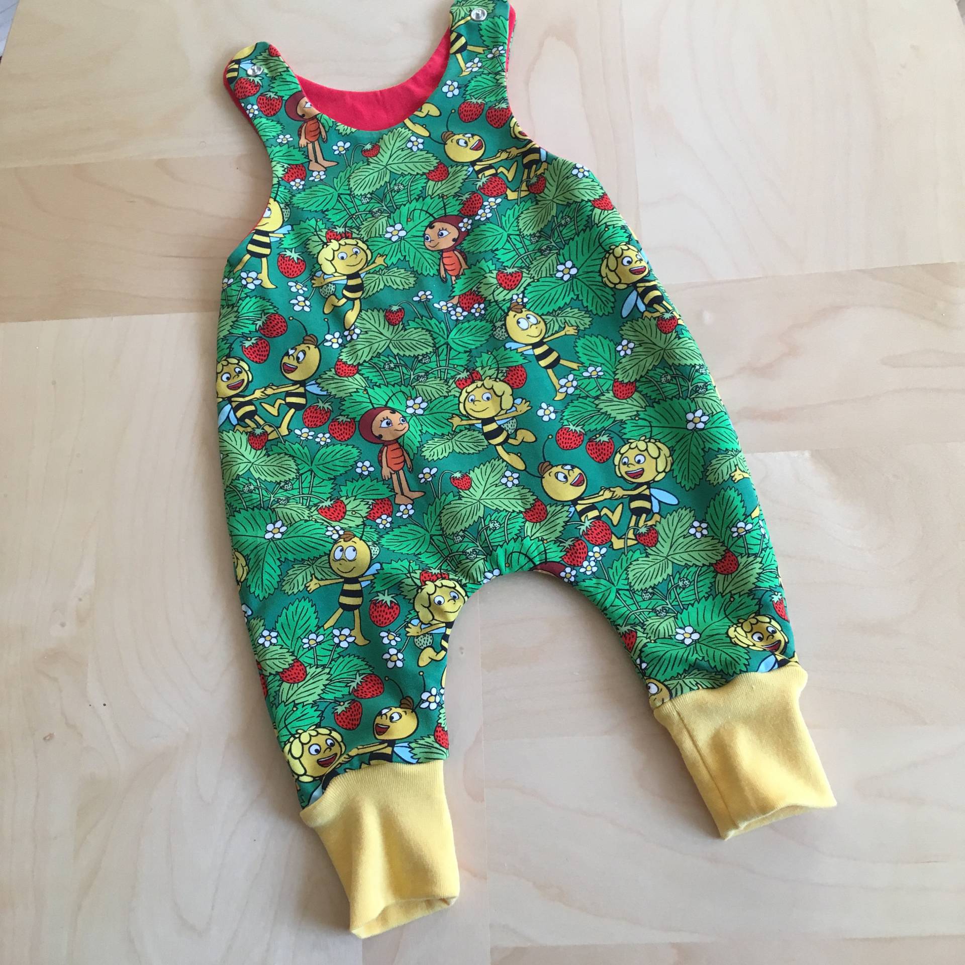 Gefütterter Strampler Zum Mitwachsen "Biene Maja Im Erdbeerfeld Grün" Gr. 50-80 von LilleHimmelAtelier