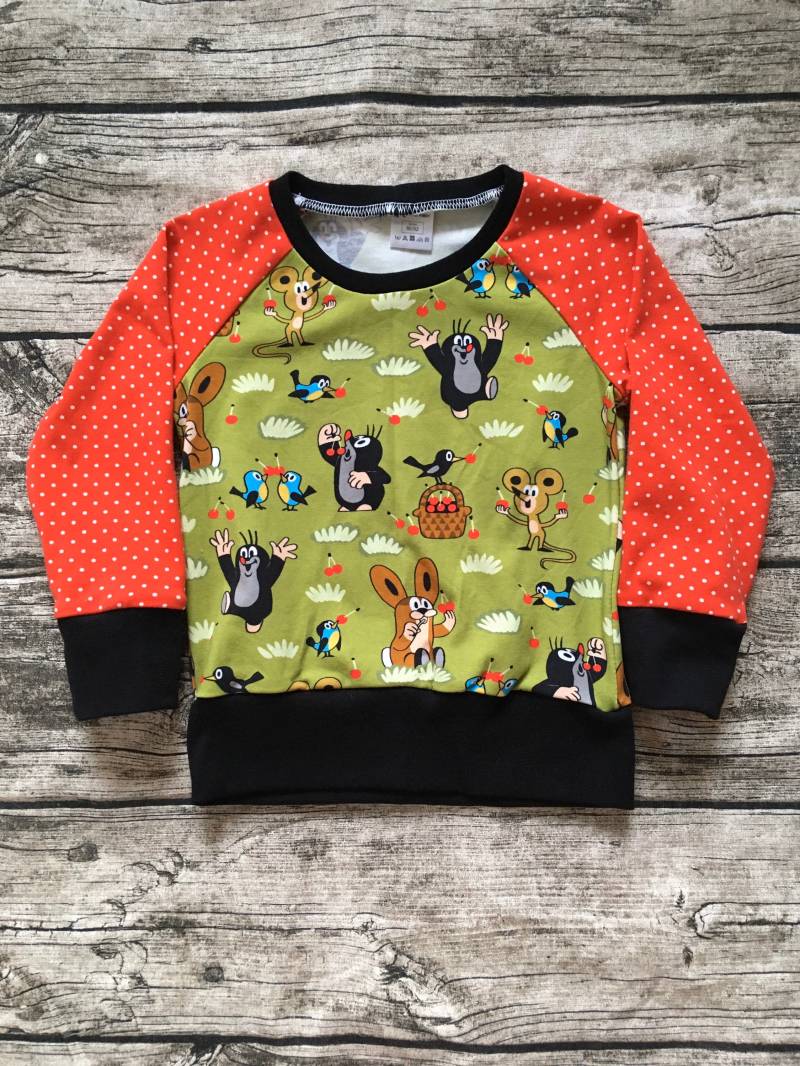 Langarmshirt/Raglanshirt Gr. 86-140 "Der Kleine Maulwurf Und Seine Freunde Kirschenfest Grün " von LilleHimmelAtelier