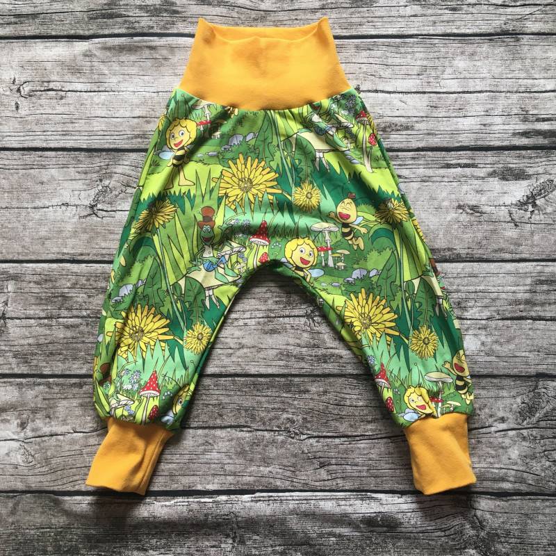 Pumphose "Maja Und Freunde Im Blumenfeld" Gr. 62-116 von LilleHimmelAtelier